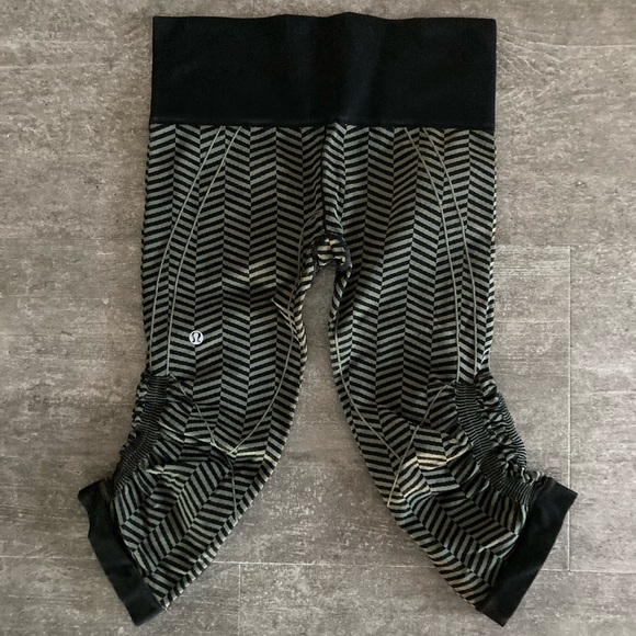 Lululemon In The Flow Crop - Size 6 - Picture 3 of 5